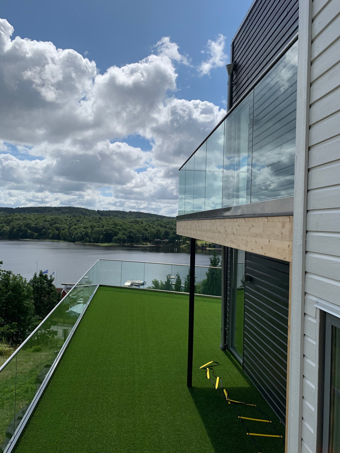 Stolpfria räcken. Pris från 2500 kr/m