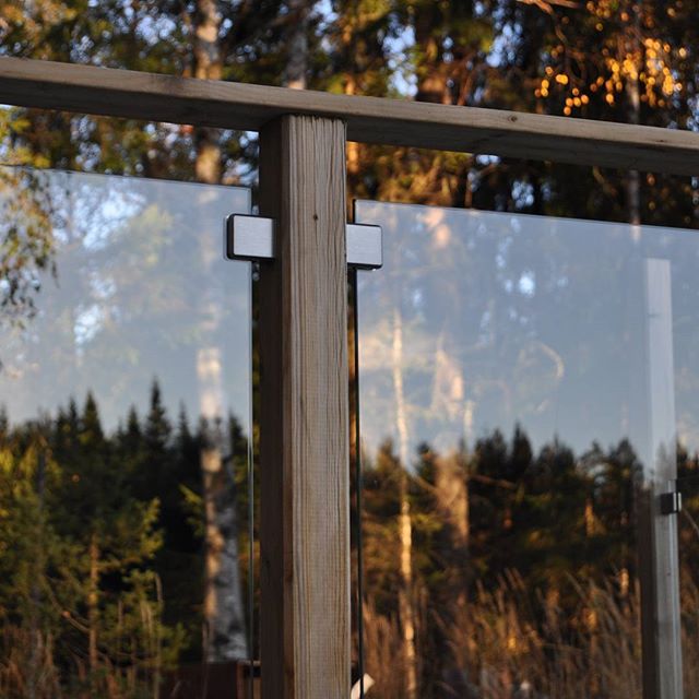 Glas och klämfästen. Pris från 1100 kr/löpmeter