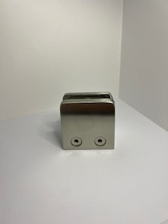 Klämfäste plan Glas 8 mm / 8,76 mm Storlek: 45 x 45 mm M8 skruv ingår Säkerhetsplatta ingår 1 par gummi ingår. 8 mm gummin används till 8.38 mm glas.