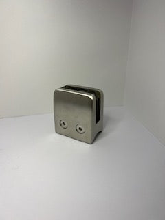 Klämfäste rör 42,4 mm Glas 8 mm / 8,76 mm Storlek: 45 x 45 mm M8 skruv ingår Säkerhetsplatta ingår 1 par gummi ingår. 8 mm gummin används till 8.38 mm glas.