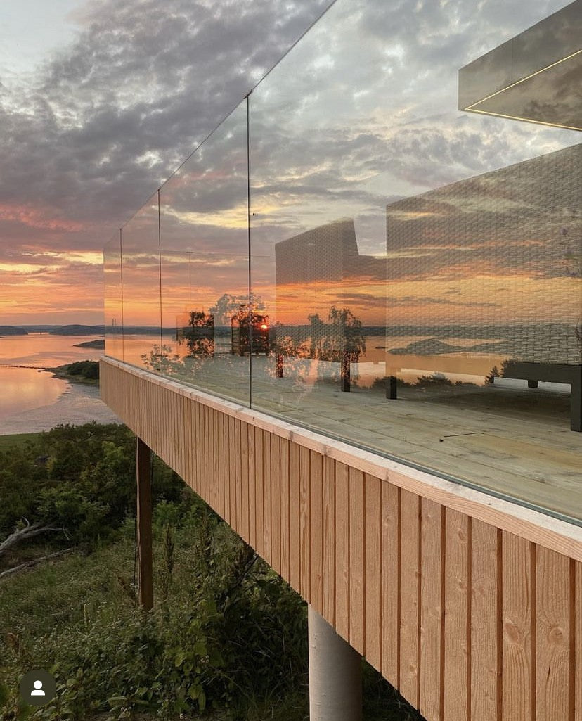 Stolpfria räcken. Pris från 2500 kr/m