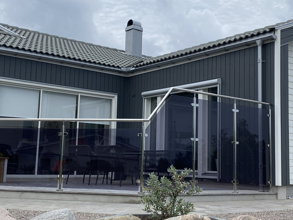 Rostfria räcken. Pris från 1995 kr/m