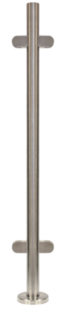 Mitt stolpe inklusiv täcklock KM251 och ändlock KM198-316,&nbsp;klämfäste KM315-316 och ändlock KM189-316.&nbsp;

Medföljande gummin till klämfästena passar till 8.38 mm glas. Gummin till andra glastjocklekar vänligen kontakta oss.&nbsp;

Mått:

Stolphöjd: 1100 mm

Höjd hål 1: 180 mm

Höjd hål 2: 980 mm



Artikelnummer: KM800-316

Yta: Satin G320

Kvalitet: 316&nbsp;