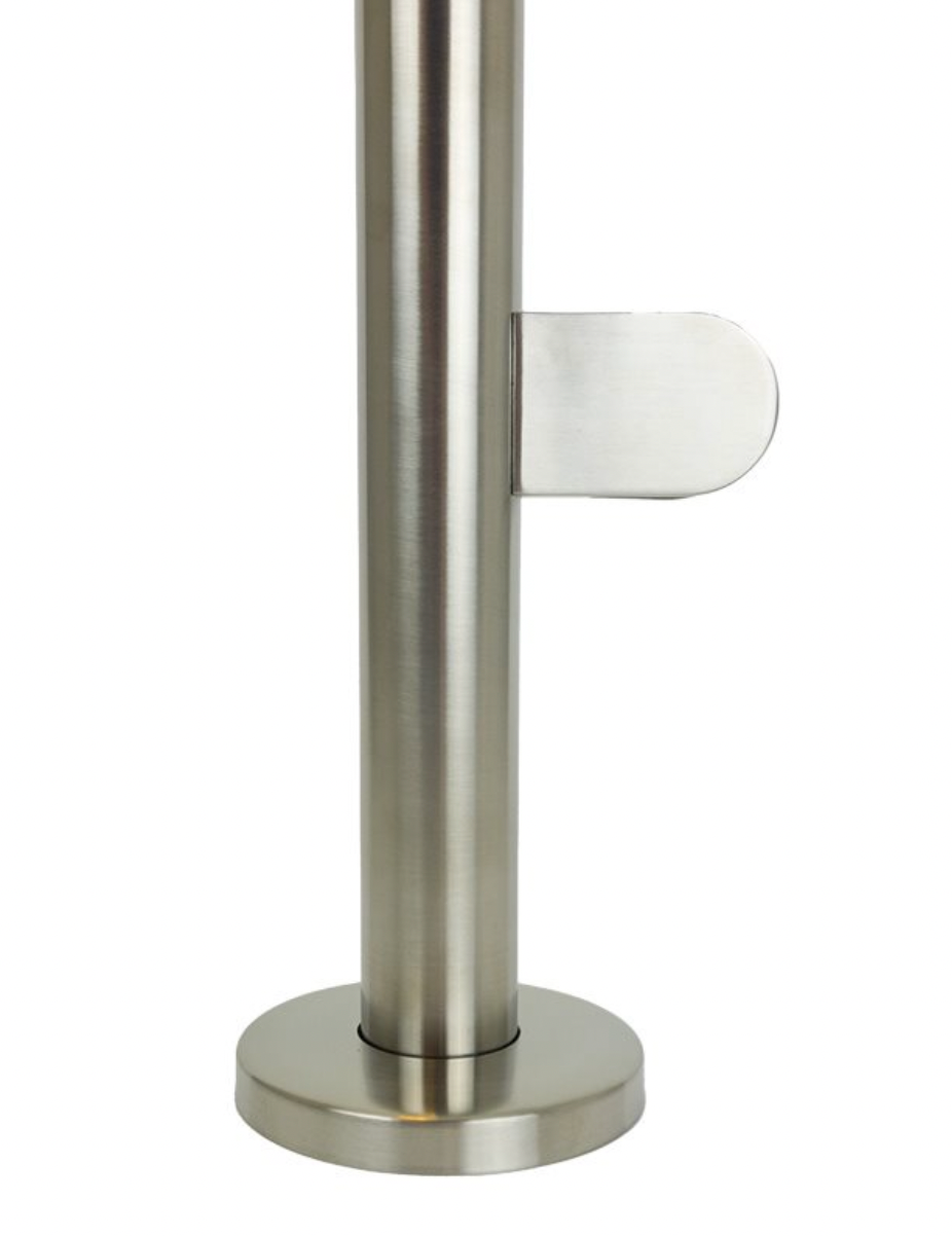 Änd stolpe inklusiv täcklock KM251 och&nbsp;2 st klämfästen KM315-316&nbsp;

Välj mellan: ändlock KM189-316 alternativt handledarfäste KM037-316.&nbsp;

Medföljande gummin till klämfästena passar till 8.38 mm glas. Gummin till andra glastjocklekar vänligen kontakta oss, alternativt om du vill ha annan handledare.&nbsp;

Mått:&nbsp;

Stolphöjd: 980 mm

Höjd hål 1: 180 mm

Höjd hål 2: 860 mm



Artikelnummer: KM411-316

Yta: Satin G320

Kvalitet: 316&nbsp;